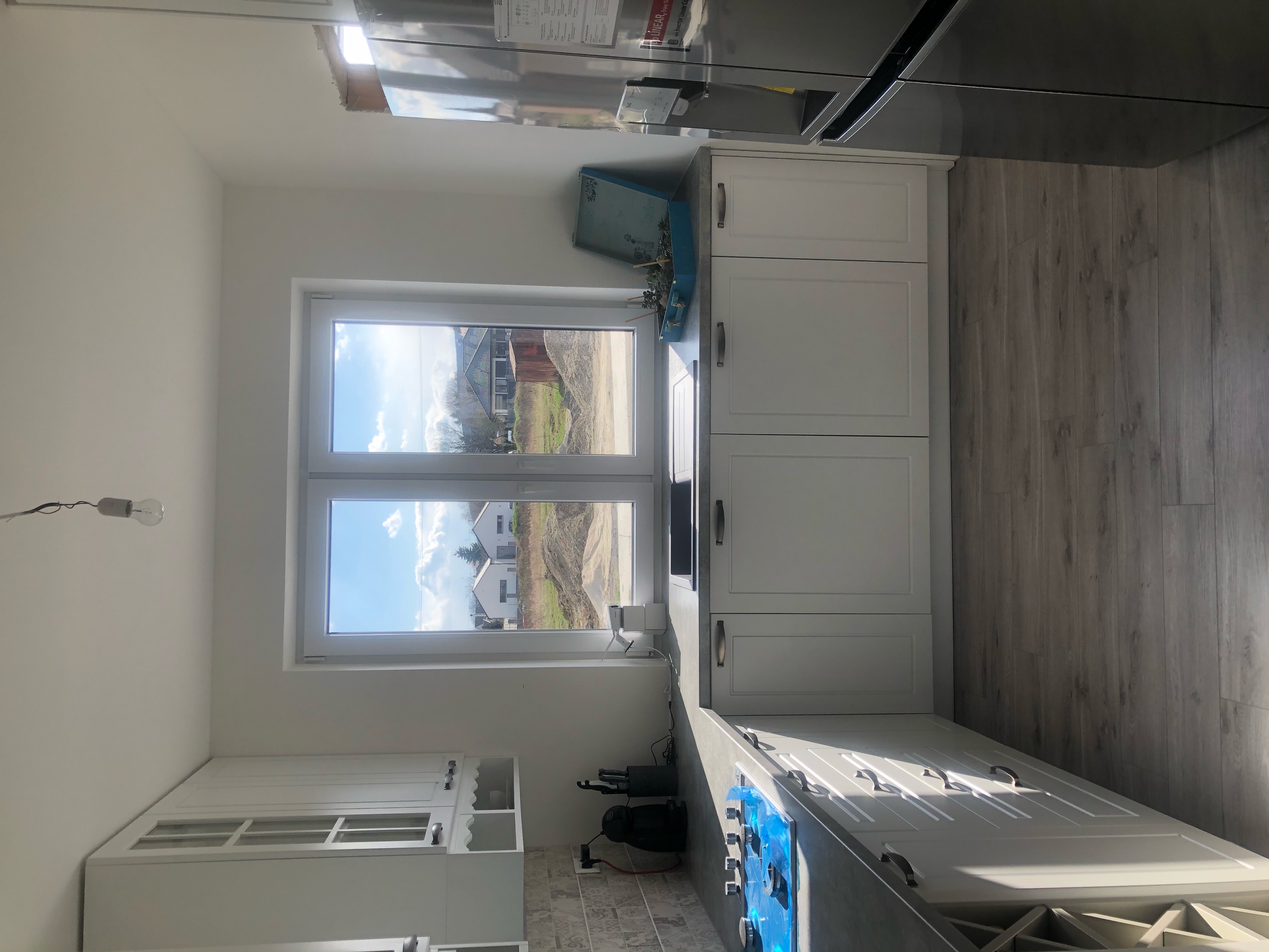 Drezova skrinka pri umyvacke riadu