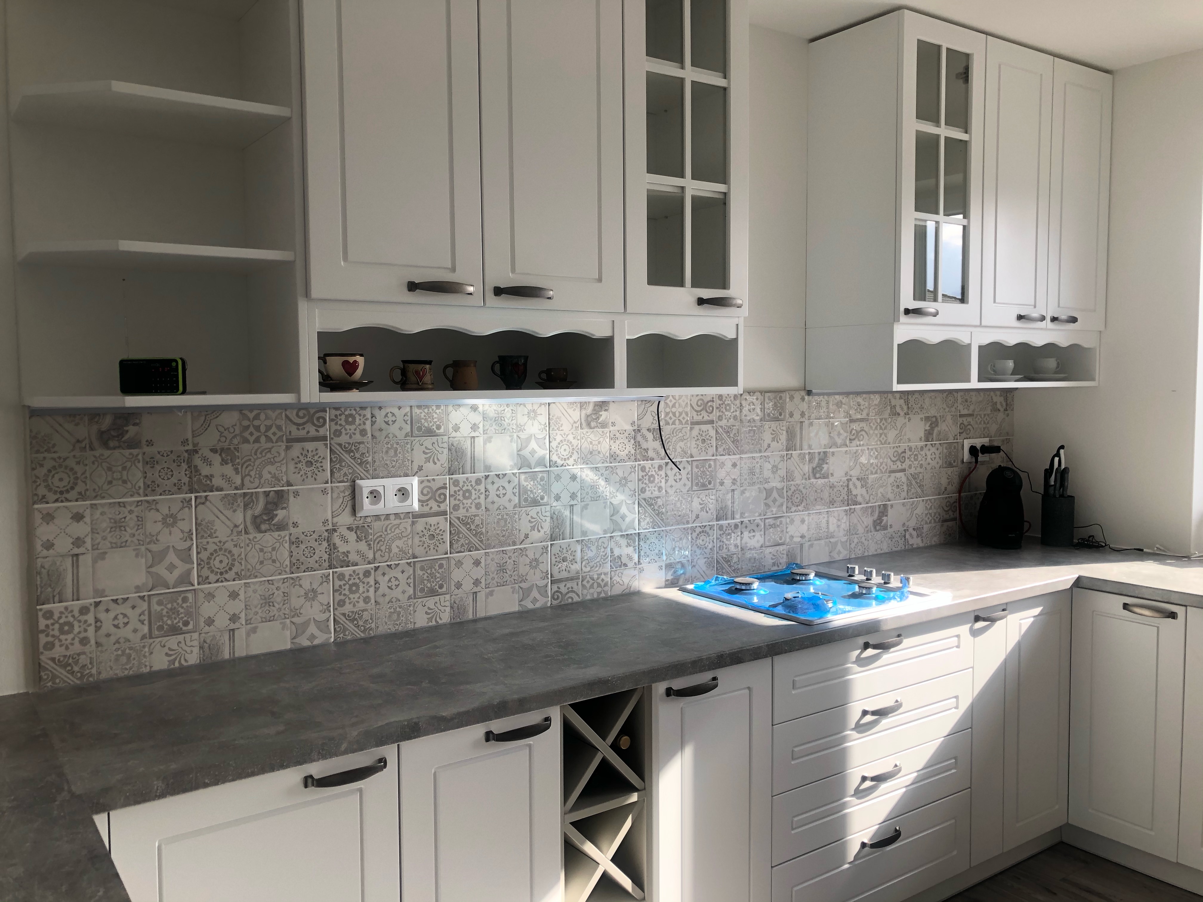 sklenená vyplň na horných skrinkách