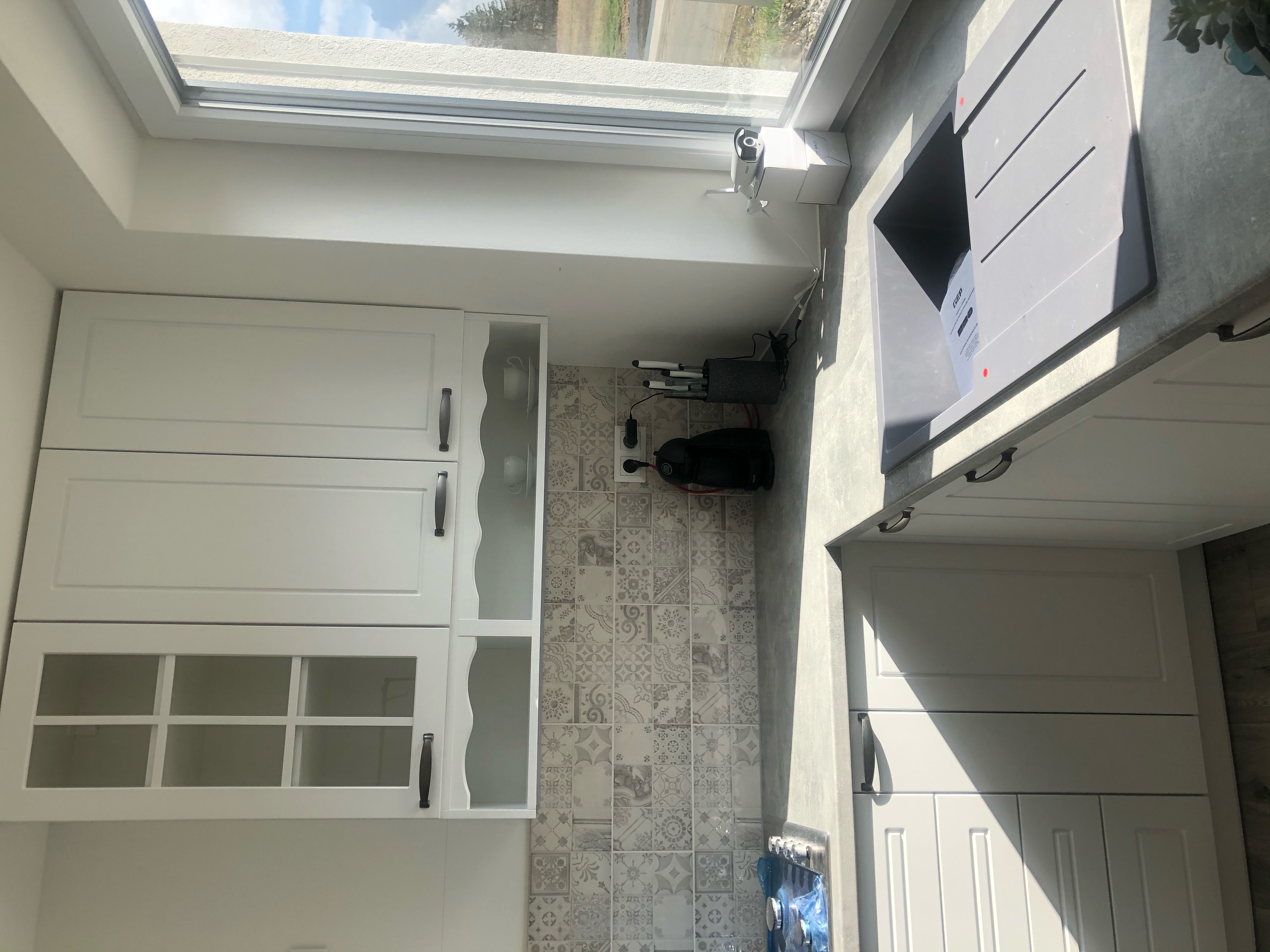 Vyfrézované oblúky  na poličkách